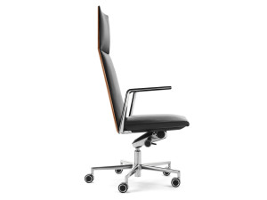 Кожаное офисное кресло с высокой спинкой