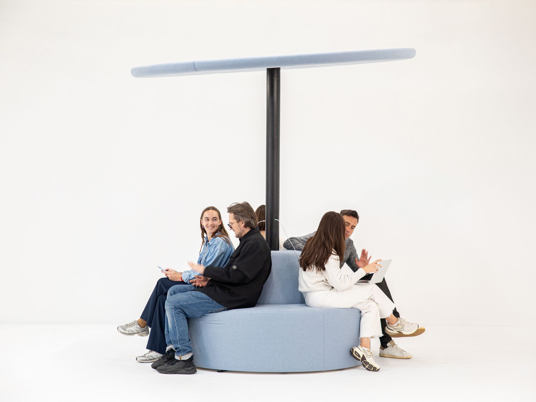 Тканевая скамья с USB-разъемом и спинкой BuzziSpace BuzziBrella Chill ARCH-00151686 - Вид №1