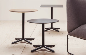 Низкий квадратный журнальный столик из дуба