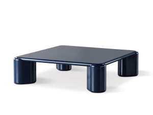 Низкий деревянный журнальный столик