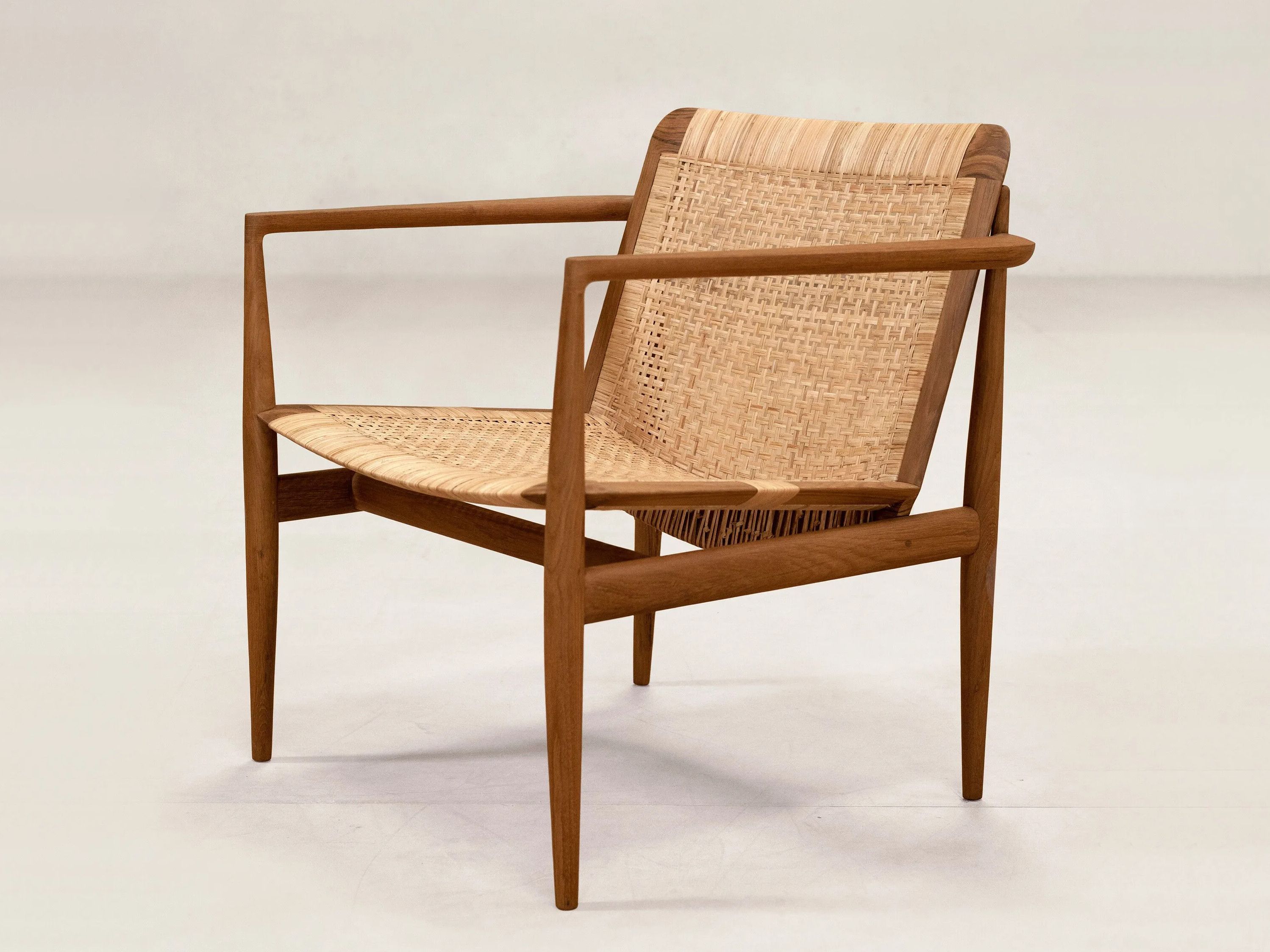 Стул из тикового дерева Phantom Hands Tangāli ARCH-00060356