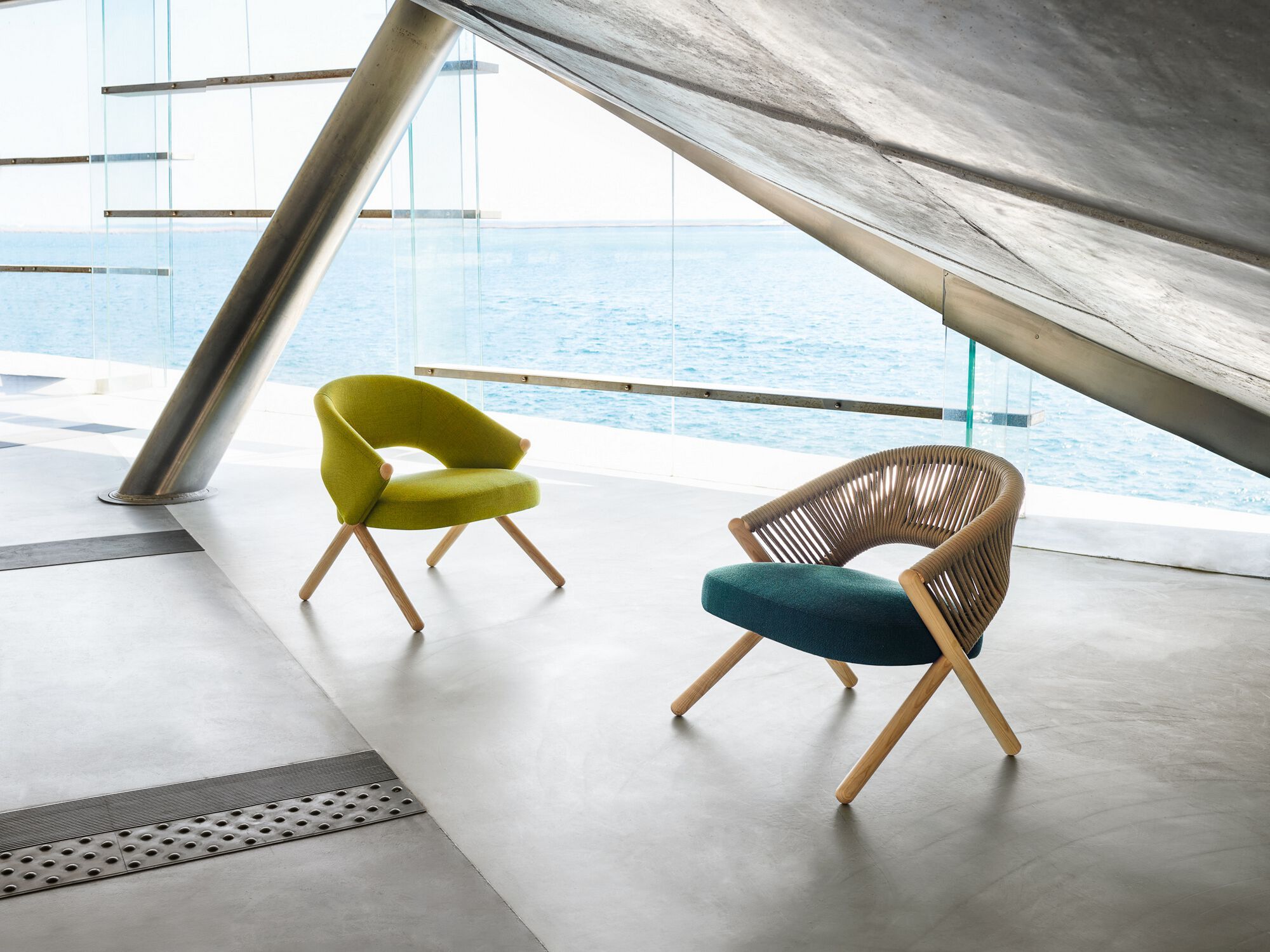 Тканевое кресло с подлокотниками Very Wood Sisters ARCH-00002757