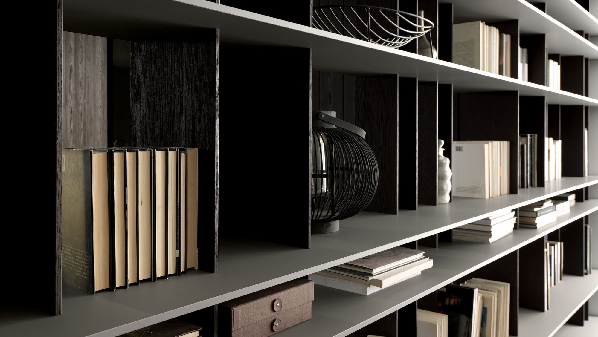 Двухсторонний книжный шкаф из эвкалипта с креплением пол-потолок MODULNOVA Skill ARCH-00088601 - Вид №6