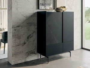 Деревянный шкаф с распашными дверцами