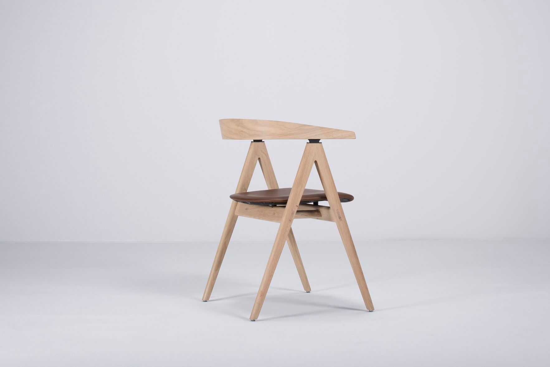 Кожаный мягкий стул с подлокотниками с открытой спинкой Gazzda Ava ARCH-00002615