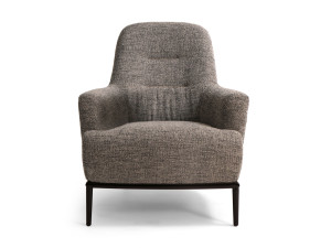 Тканевое кресло с подлокотниками