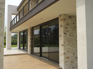 Раздвижные деревянные и стеклянные двери-окна с тройным остеклением