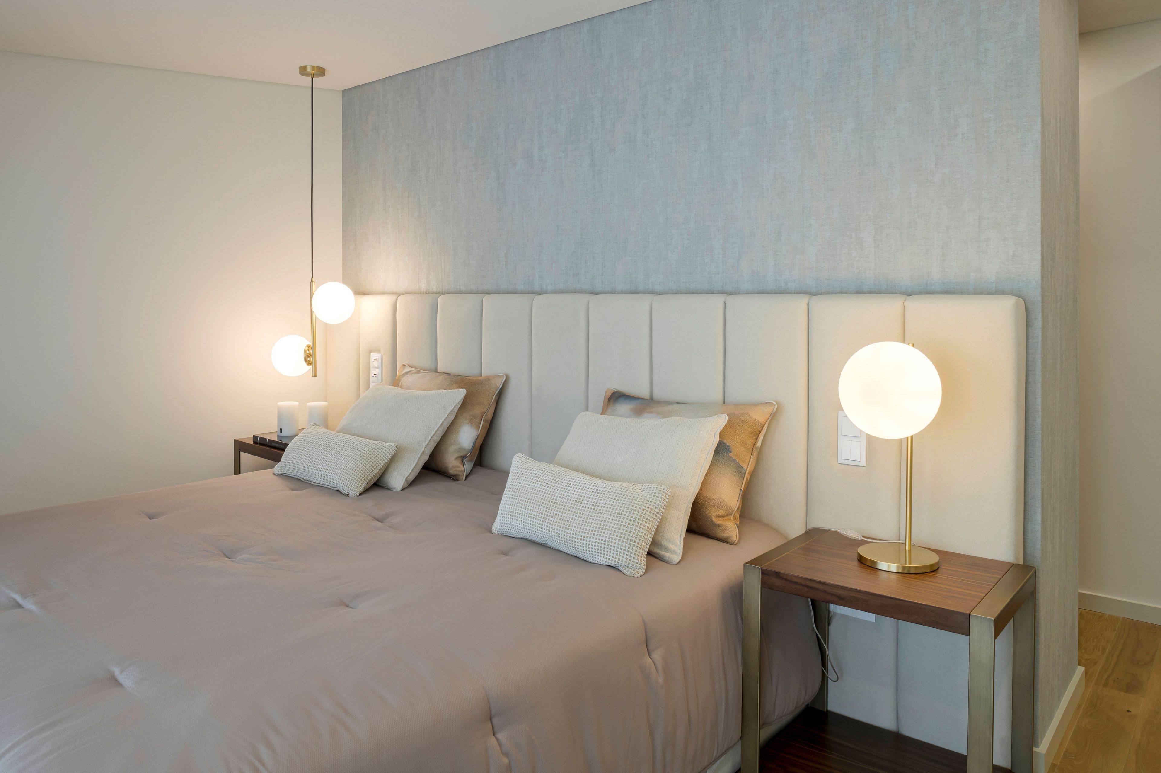 Двуспальная кровать из искусственной кожи с мягким изголовьем Stylish Club Милан ARCH-00078798 - Вид №9