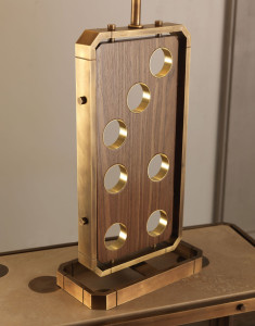 Деревянная настольная лампа