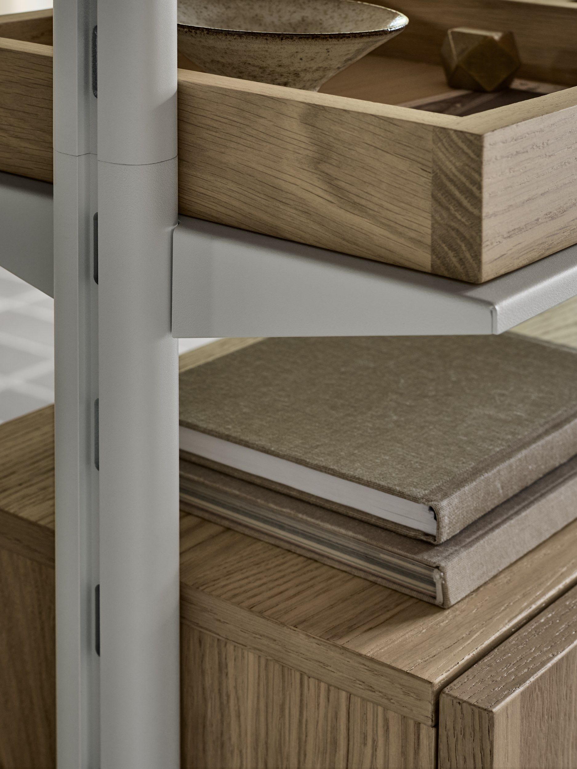 Книжный шкаф из алюминия и дерева с креплением пол-потолок String Furniture Pira ARCH-00108693 - Вид №7