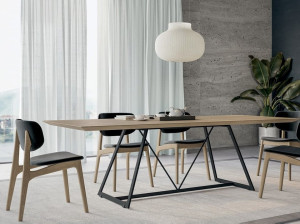 Деревянный прямоугольный стол