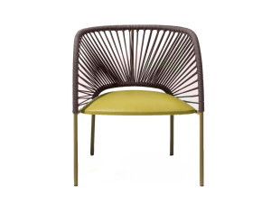 Кресло с подлокотниками и плетеной спинкой