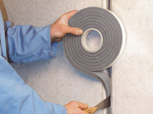 Эластичная лента из пенополиуретана и самоклеящаяся поверхность