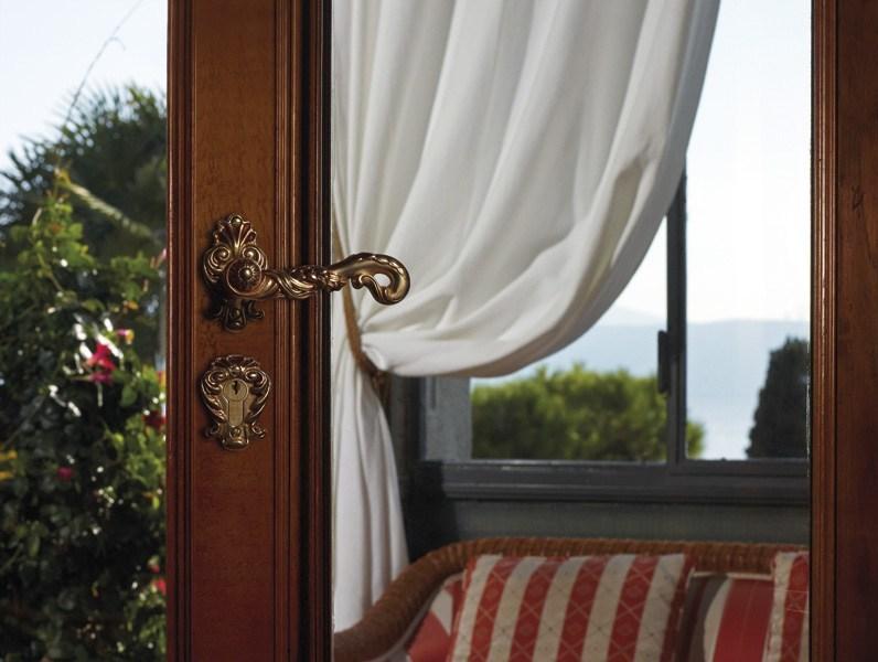 LINEA CALI' Латунная ручка в стиле либерти на розетке с замком Poesia sun-id-1368442 - Вид №1