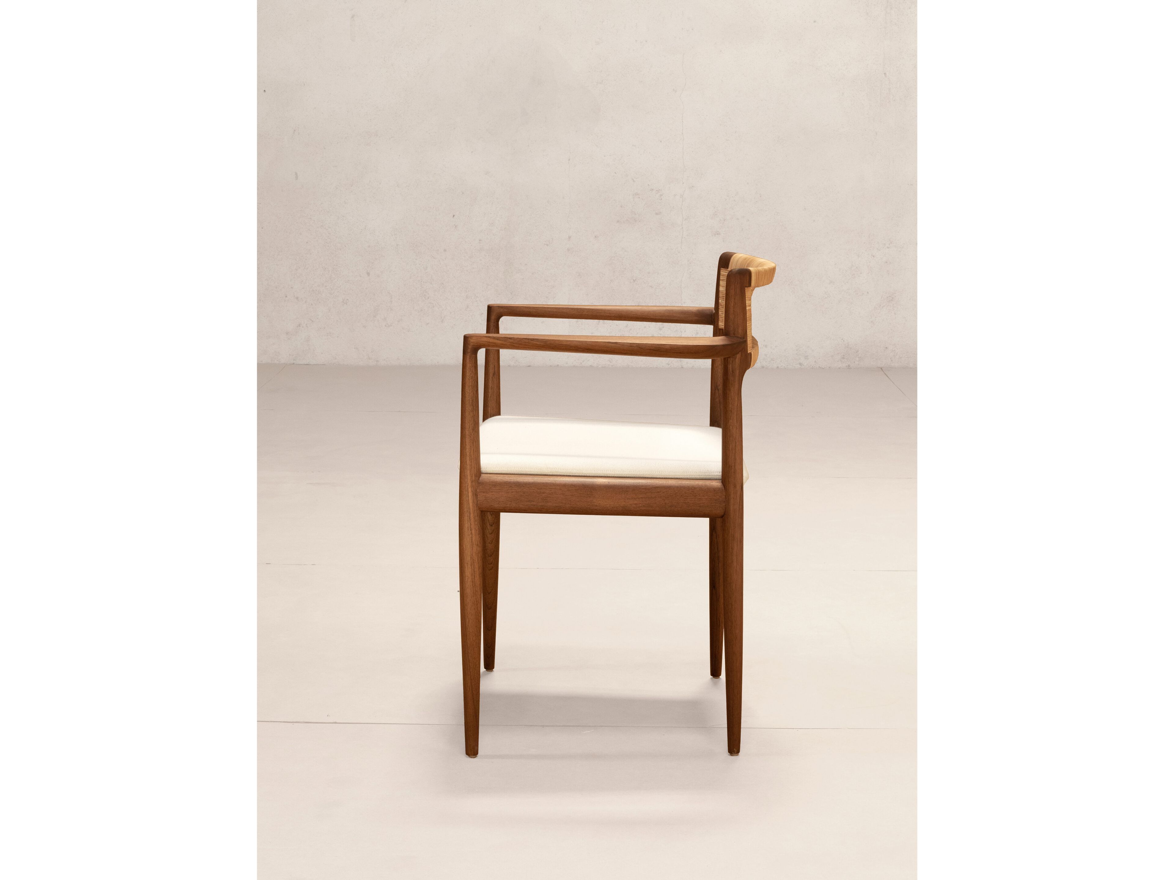 Мягкий стул из тикового дерева с подлокотниками Phantom Hands Tangāli ARCH-00109147 - Вид №3