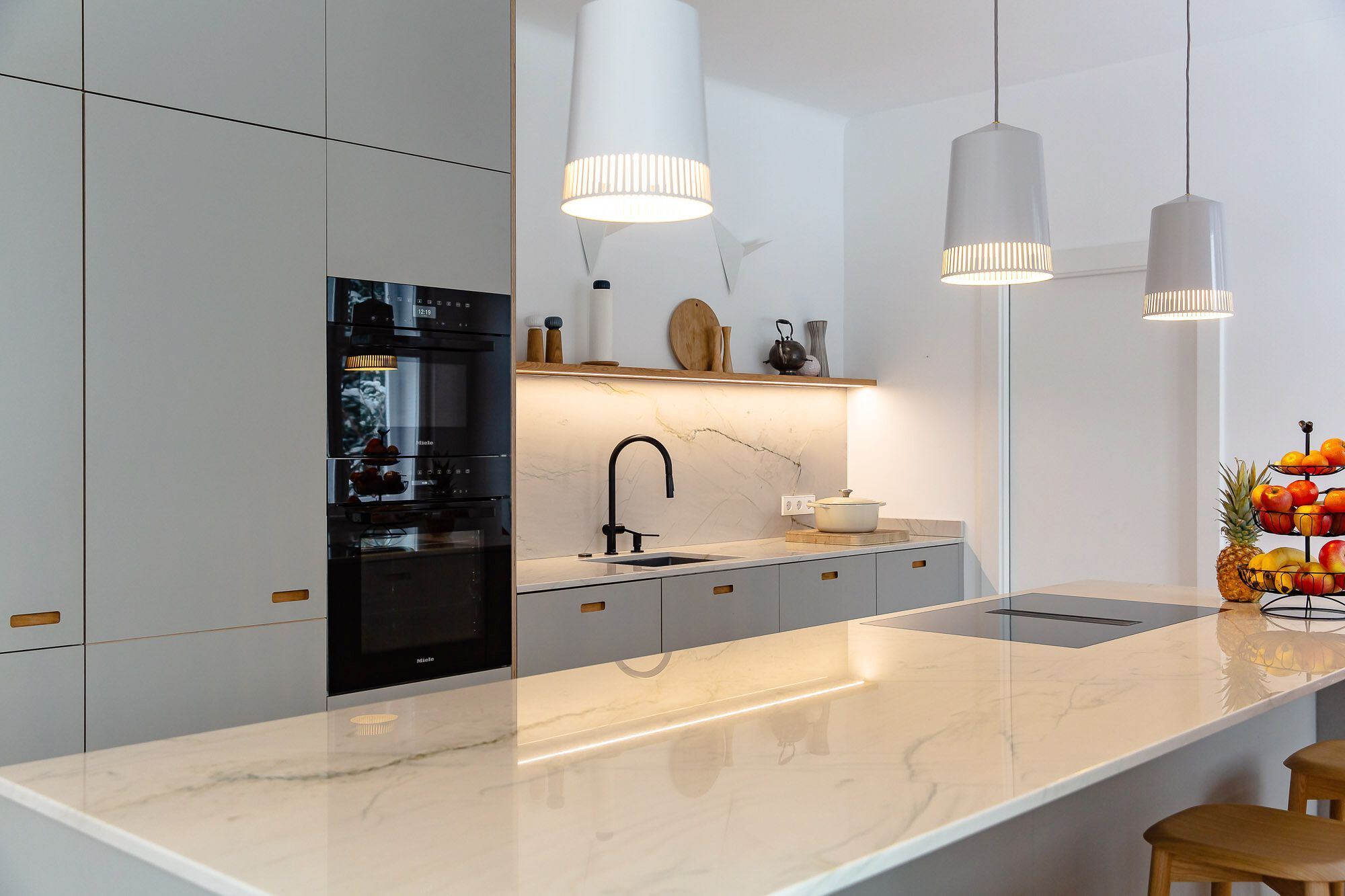 Линейная линолеумная секционная кухня с островом Neuvermoebelt SMART LINE KITCHEN SYSTEMS ARCH-00145035 - Вид №2