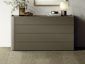 Деревянный и стеклянный комод