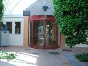 ASSA ABLOY Полуавтоматическая раздвижная дверь Porte automatiche scorrevoli