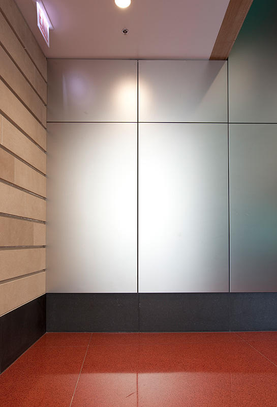 FSRT659 Система облицовки стен Levele с поплавковыми панелями из плавленого нейзильбера с отделкой из песчаника в доме regent, вашингтон, округ Колумбия Forms-surfaces  - Вид №25