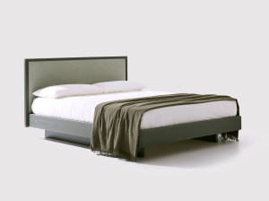 Деревянная двуспальная кровать с мягким изголовьем