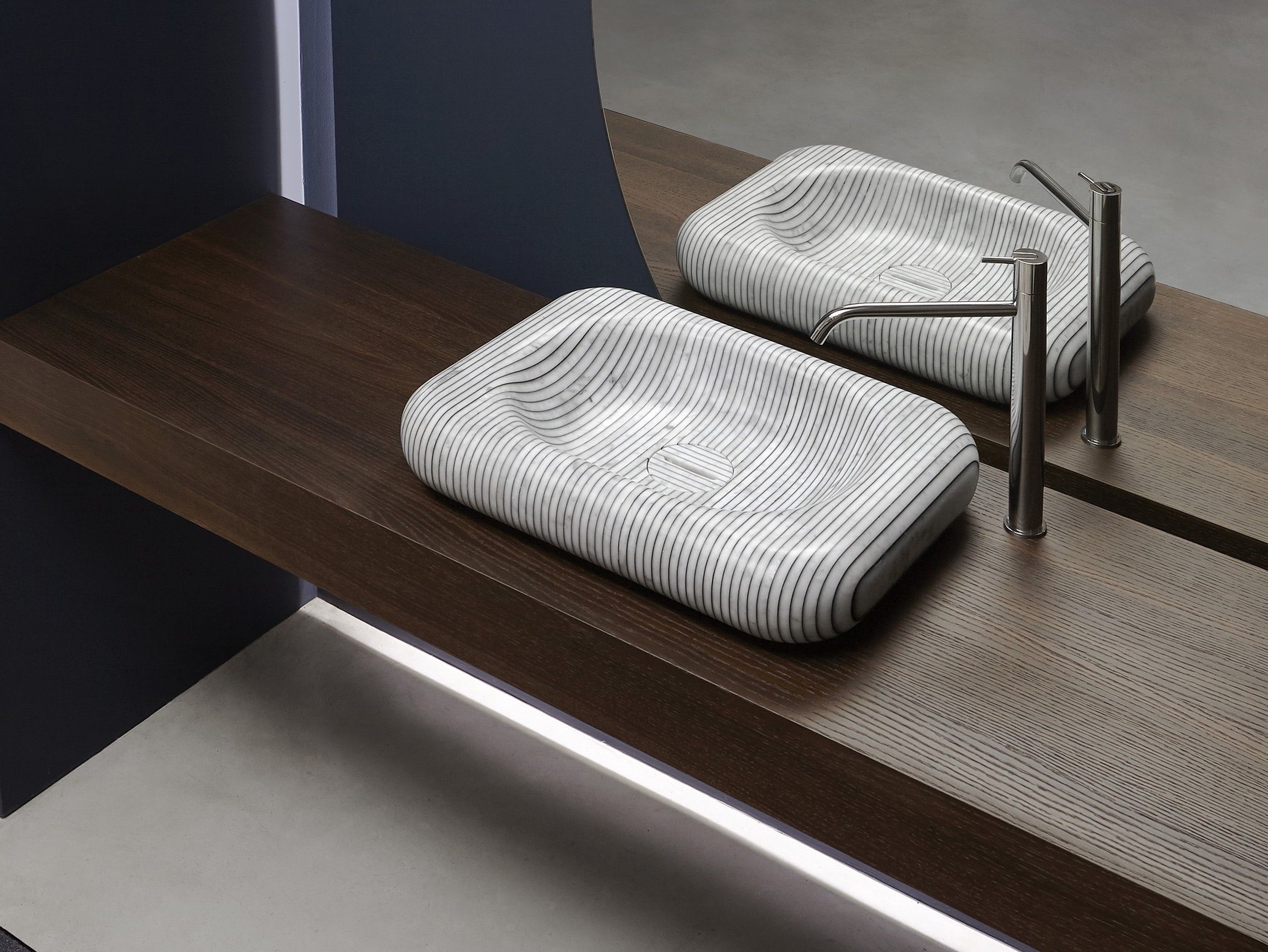 Овальная столешница из каррарского мрамора Antoniolupi Между строк ARCH-00023948 - Вид №1