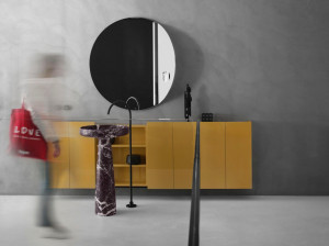 Подвесной шкаф для ванной комнаты с дверцами