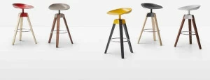 Bonaldo Высокий табурет на жердочке из полипропилена с подставкой для ног