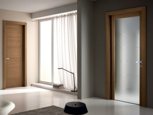 Распашная дверь из массива дерева и стекла