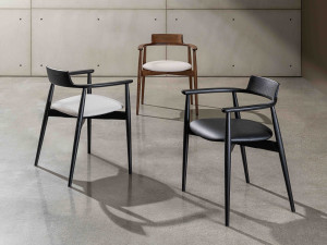 Деревянный стул с подлокотниками