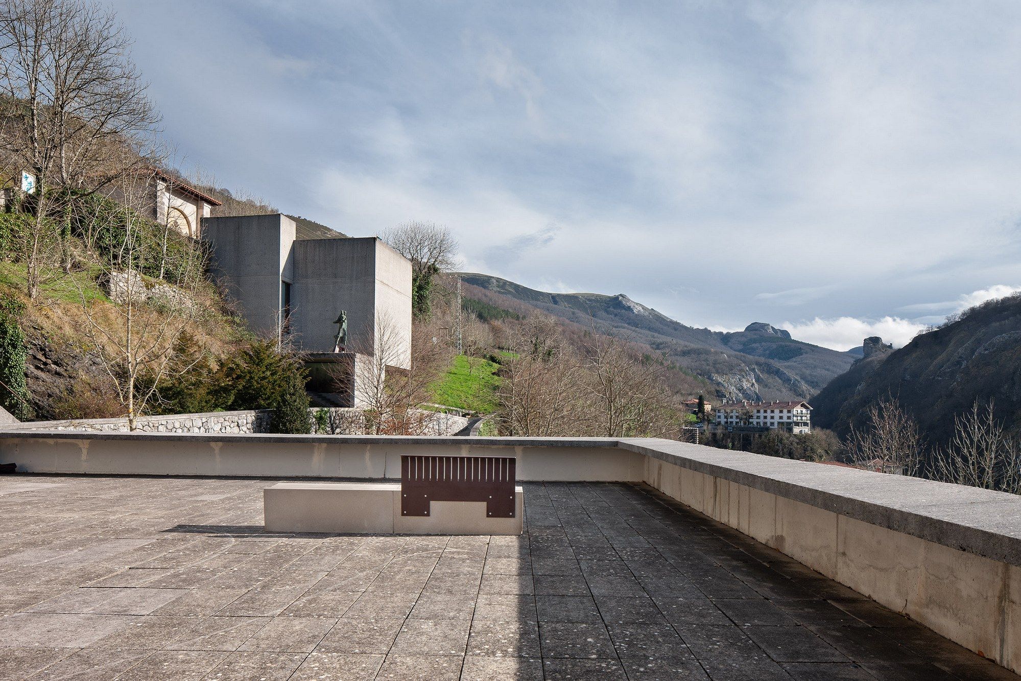 Скамья со спинкой ULMA Architectural Solutions LUR ARCH-00048002 - Вид №2