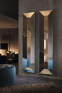 Настенное зеркало в рамке