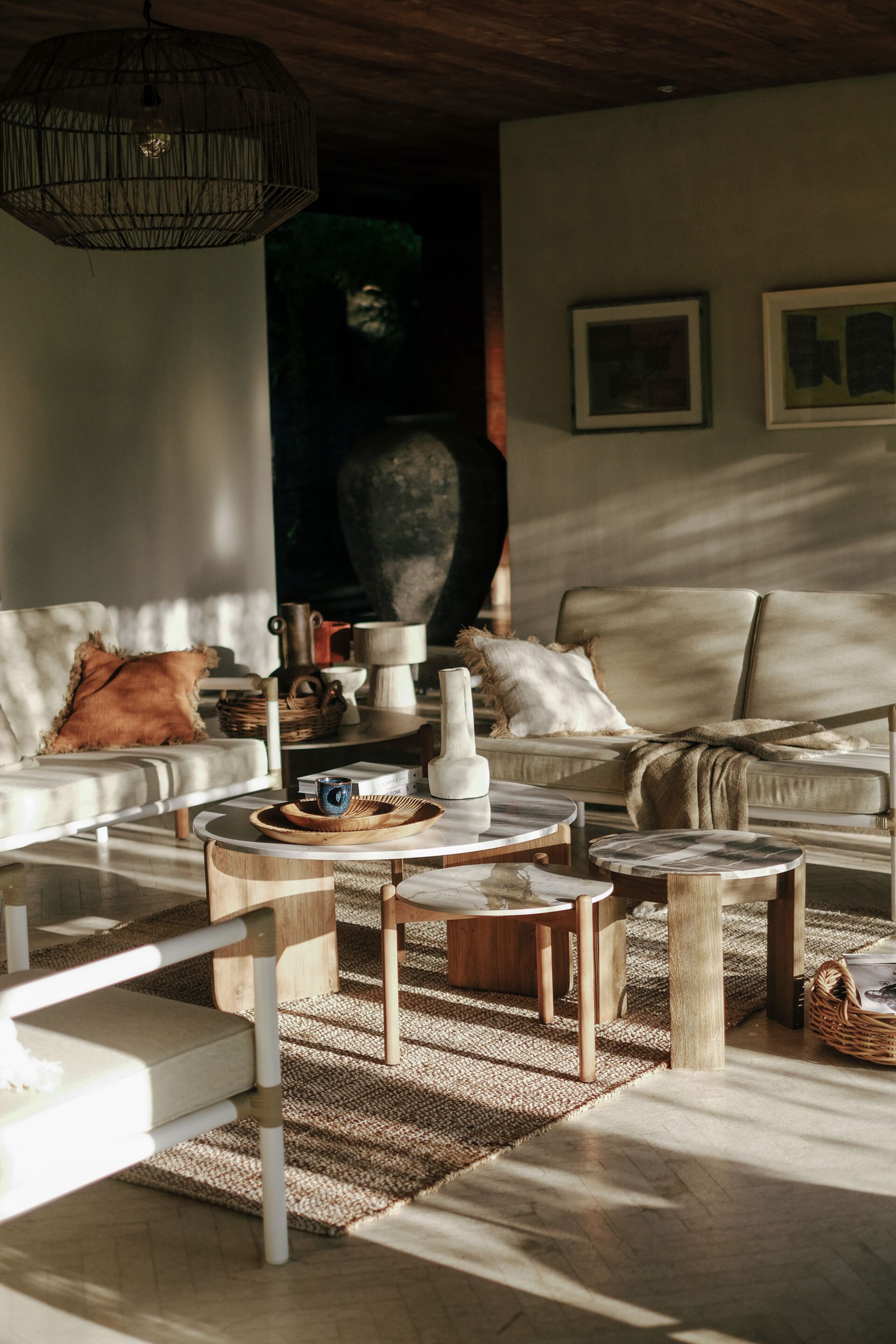 Высокий круглый стол из тикового дерева с мраморной столешницей cbdesign стела ARCH-00089225 - Вид №2