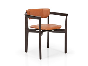 Деревянный стул с подлокотниками