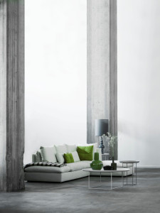 Круглый металлический журнальный столик с подносом