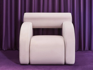 Тканевое кресло с подлокотниками