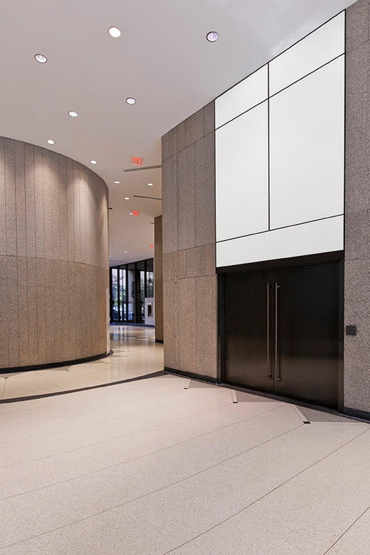 FSRT655 Система облицовки стен Levele флоат-панелями; нижние вставки из нержавеющей стали с отделкой из песчаника и оттиском по далласскому образцу; верхние вставки из окрашенного алюминия на заказ в поезд феникс скай, международный аэропорт феникс скай-г Forms-surfaces  - Вид №21