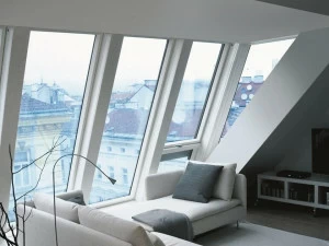 Fakro Распашное деревянное мансардное окно Finestra con asse di rotazione decentrato