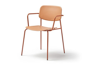 Стул из переработанного полипропилена с подлокотниками