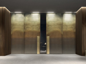 Система фиксированных и раздвижных дверей с металлическим покрытием