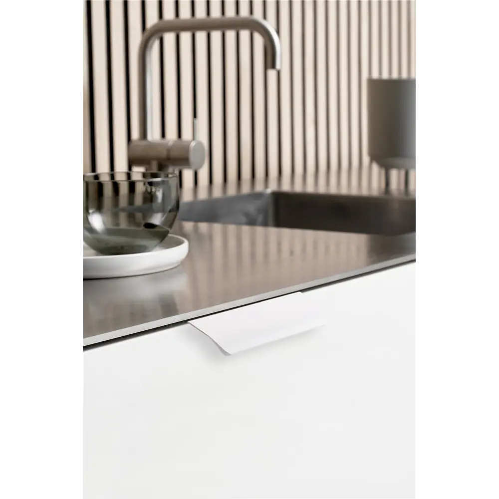 Мебельная ручка-профиль Лион белый 1350 мм AKS STLM-2082251 - Вид №4