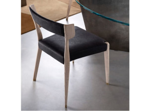 Деревянный стул с кожаным сиденьем