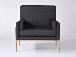 Тканевое кресло с подлокотниками