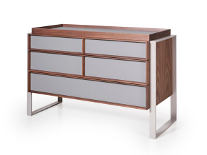 Деревянный комод с кожаными деталями