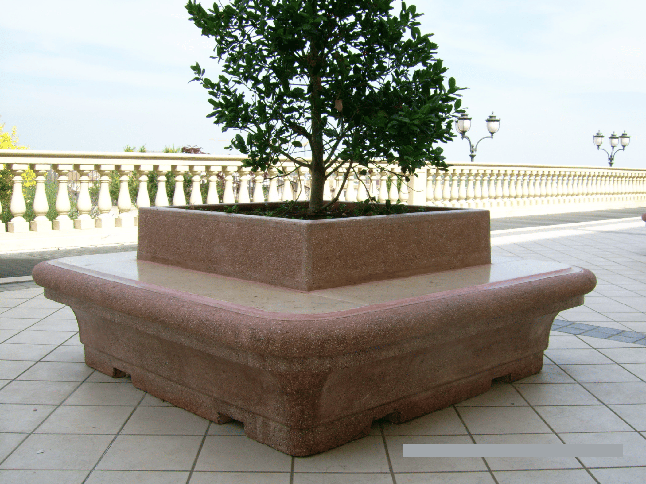 Каменная скамья для открывания двери со спинкой со встроенной плантатором Viscio Urban Design TIMGAD ARCH-00007811