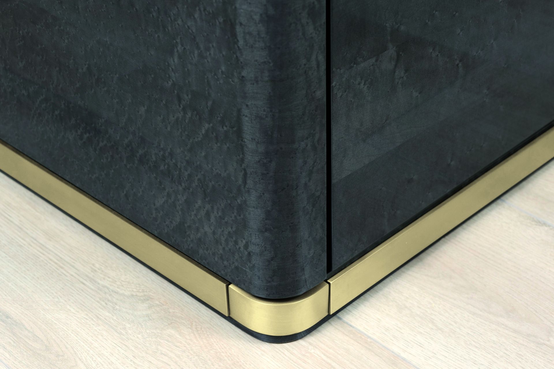 Деревянный шкаф для телевизора с ящиками и кожаными вставками Hurtado Evolution ARCH-00113959 - Вид №1