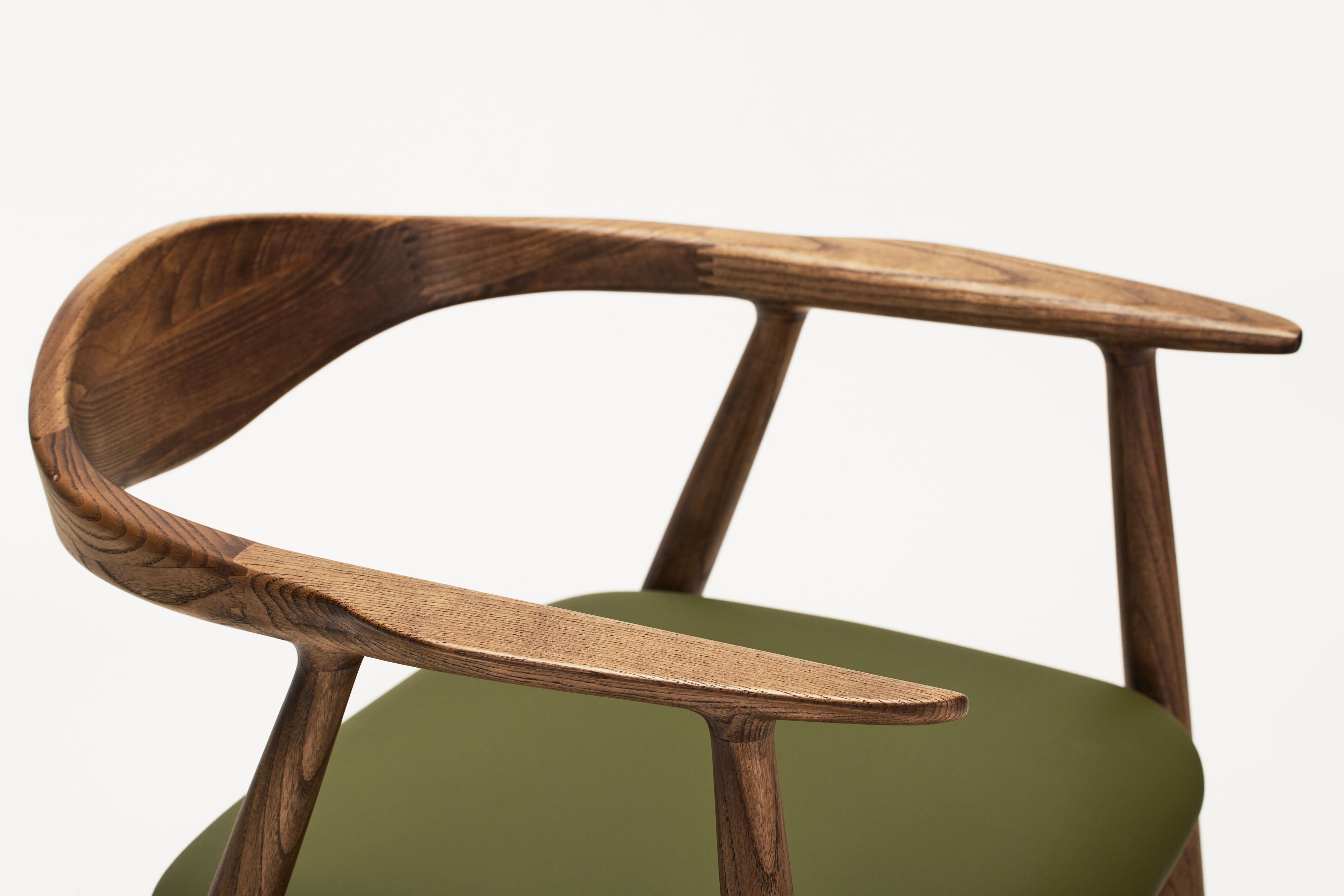 Стул из ясеня с подлокотниками и встроенной подушкой Papell Design гостиница ARCH-00142853 - Вид №3