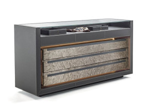 Деревянный комод с кожаной обивкой