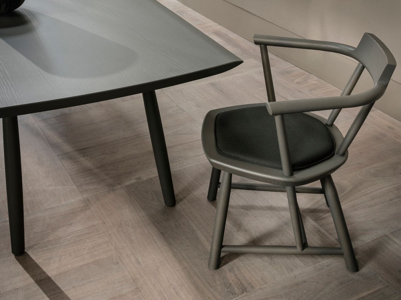 Стул из массива дерева с подлокотниками со встроенной подушкой Linteloo Oiseau ARCH-00072289 - Вид №2