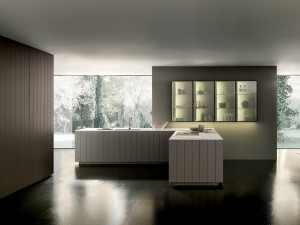 Деревянная кухня со встроенными ручками с полуостровом