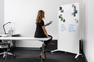 FSRT459 Показана мобильная стеклянная панель Jot с белой текстурой рамы с порошковым покрытием и ультра-белым диамалитовым стеклом с магнитной прослойкой и стандартной отделкой.  Forms-surfaces